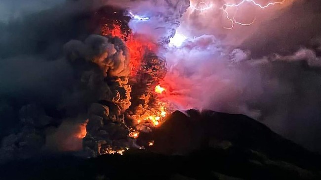 Ratusan gempa tektonik tercatat terjadi sebelum Gunung Ruang di Sulawesi Utara erupsi. Apakah kedua fenomena itu saling terkait?
