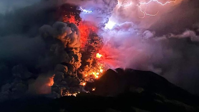 Fenomena Kilatan Petir yang Memukau Saat Gunung Ruang Meletus