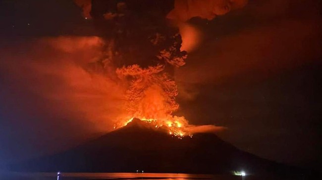 Gunung Ruang di Kabupaten Sitaro, Sulawesi Utara kembali erupsi pada Jumat (19/4) sore. Status Gunung Ruang juga masih berada di level IV atau awas.