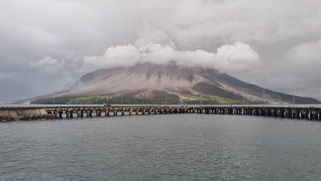 Sejumlah narapidana dan pegawai Lembaga Permasyarakatan (Lapas) Ulu Siau Bangun di Pulau Tagulandang, Sulawesi Utara, dievakuasi setelah Gunung Ruang meletus.