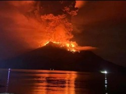 Gunung Ruang Meletus dan Berpotensi Tsunami