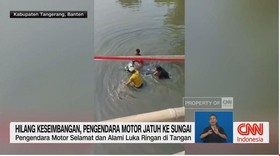 VIDEO: Hilang Keseimbangan, Pengendara Motor Jatuh Ke Sungai