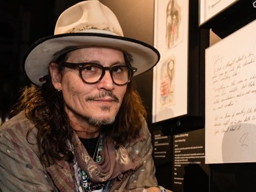 img-title Liburan Bareng Will Smith, Foto Terbaru Johnny Depp Bikin Pangling