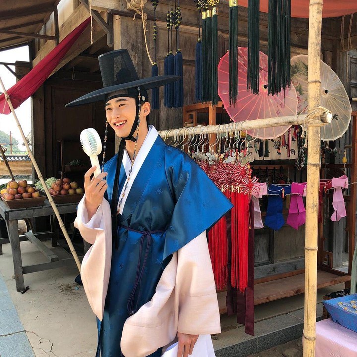 <p>Kali ini Byeon Woo Seok membintangi drama <em>Flower Crew: Joseon Marriage Agency</em> (2019) sebagai anggota agensi perjodohan di Joseon yang memancarkan pesona pria berwajah manis. (Foto: Instagram @byeonwooseok)</p>