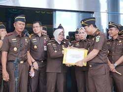 Kejati Sulsel Salurkan Bantuan Sembako untuk Korban Longsor di Tana Toraja