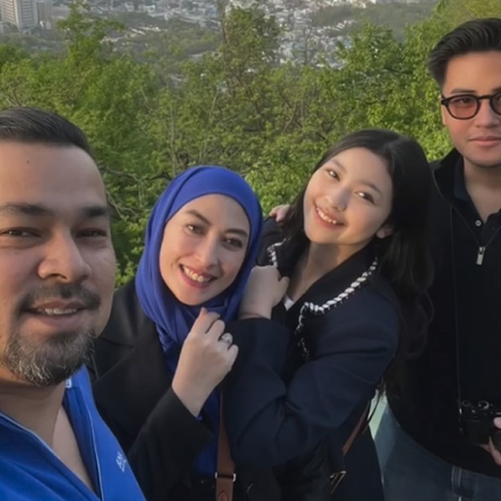 <p>Dalam salah satu unggahan, mereka terlihat menikmati pemandangan dari atas bukit dengan latar pemandangan kota di 'Negeri Ginseng'. (Foto: Instagram @djorghisultan)</p>
