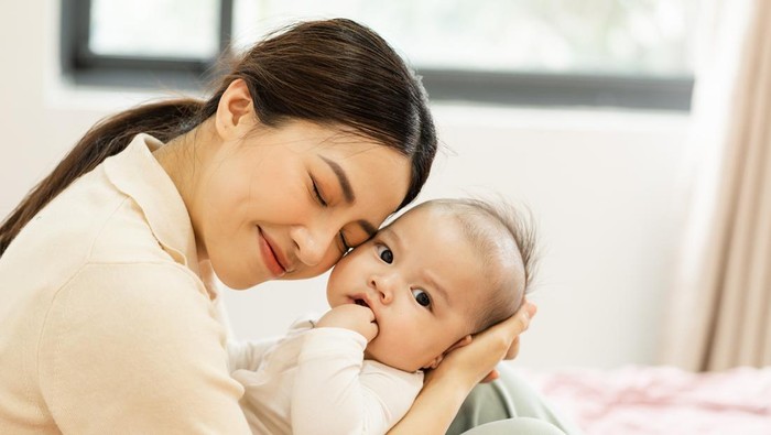 Kenapa Bayi Sering Memasukkan Jari ke Mulut?