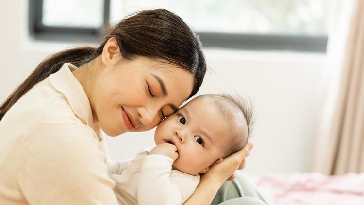 Kenapa Bayi Sering Memasukkan Jari ke Mulut?