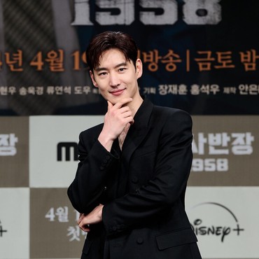 Lee Je Hoon Bocorkan Unsur Romantis Drama 'Chief Detective 1958'