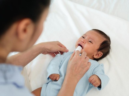 Kenali Penyebab Lidah Anak Putih dan Cara Membersihkannya