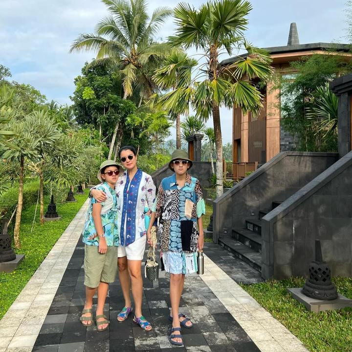 <p>Dalam potret yang dibagikan, Marcella Zalianty tampak bersenang-senang dengan Kana Mahatma Soeprapto dan Ayrton Magali Sastra Soeprapto. (Foto: Instagram @marcella.zalianty)</p>