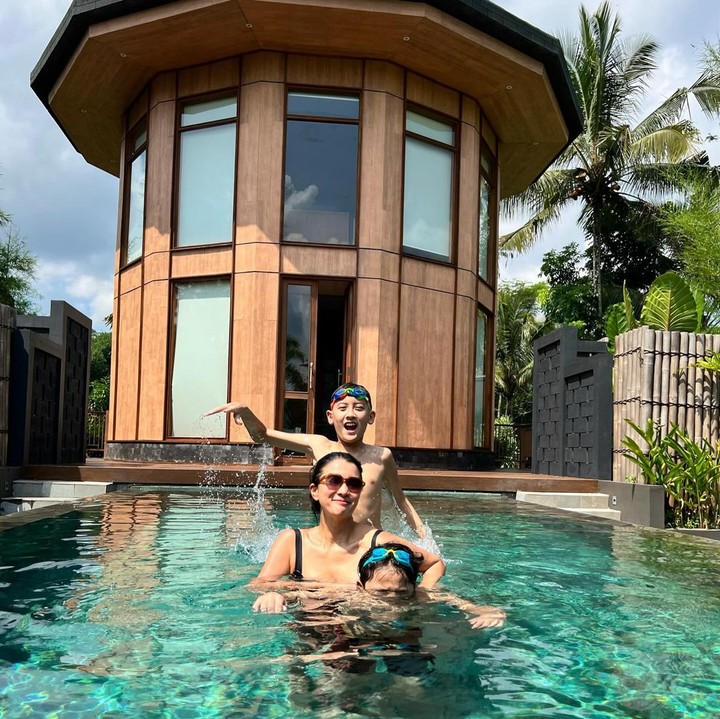 <p>Salah satunya berenang bersama dengan anak-anaknya. (Foto: Instagram @marcella.zalianty)</p>