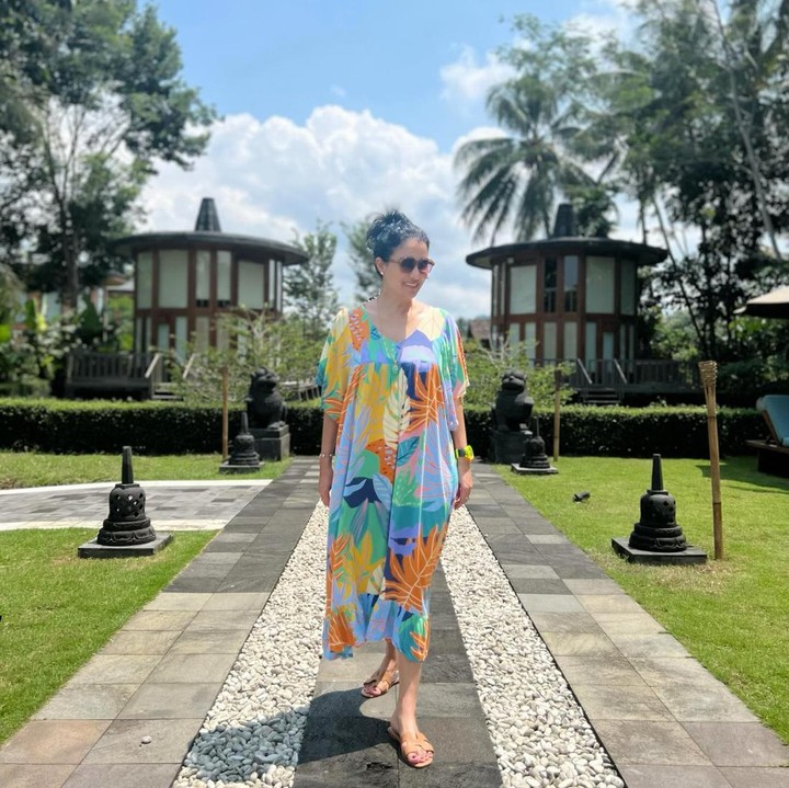 <p>Salah satu outfit yang dikenakan oleh Marcella turut menyita pehatian. Ia memakai<em> long dress</em> bercorak warna-warni untuk busana liburan. (Foto: Instagram @marcella.zalianty)</p>