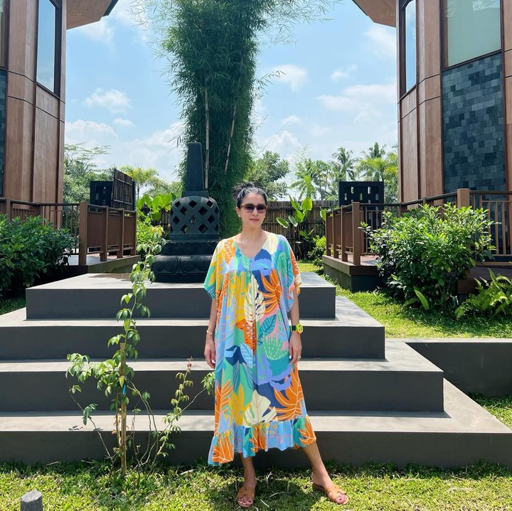 <p>Sekilas, bajunya terlihat seperti daster namun memiliki model yang stylish. Tak sedikit netizen yang dibuat penasaran dengan busana tersebut. "Mba, dasternya bagus banget," kata akun @christyla*****. "Dasternya beli di mana," tanya @zaidan****. (Foto: Instagram @marcella.zalianty)</p>