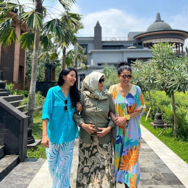 <p>Baru-baru ini, Marcella Zalianty mengunggah potret kebersamaan dengan keluarga tercinta. Ia dan sang adik, Olivia Zalianty tengah berlibur ke Magelang, Jawa Tengah. (Foto: Instagram @marcella.zalianty)</p>