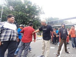 Massa Aksi Dukung Hakim MK Kuat Jalankan Tugas Tanpa Dengarkan Intervensi