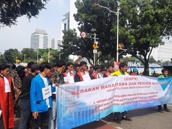 Massa Tolak Intervensi Politik terhadap Hakim MK Gelar Aksi di Patung Kuda