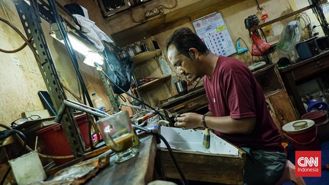 FOTO: Geliat Pusat Reparasi Perhiasan di Pasar Baru