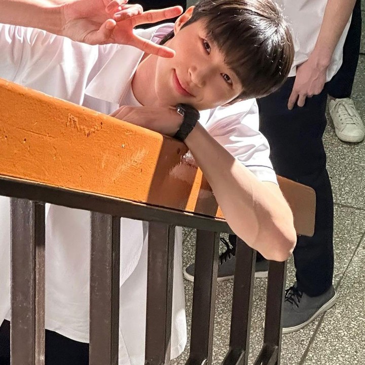 <p>Nah, drama terbarunya yaitu <em>Lovely Runner</em> sedang tayang di tvN, Bun. Kali ini Byeon Woo Seok kembali jadi anak sekolahan sekaligus idol. <em>Lovely Runner</em> bisa Bunda saksikan di VIU setiap hari Senin dan Selasa. (Foto: Instagram @byeonwooseok)</p>