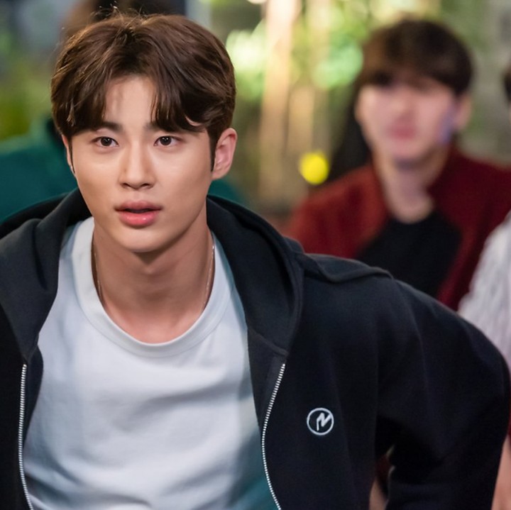 <p>Nama Byeon Woo Seok semakin dikenal berkat perannya di drama <em>Record of Youth</em> yang tayang tahun 2020 lalu, di sini ia berperan sebagai model dan beradu akting bareng Park Bo Gum dan Park So Dam. (Foto: tvN)</p>