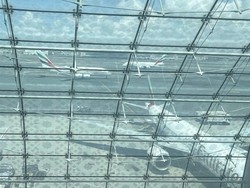 Penumpang Terjebak di Bandara Dubai Andalkan Makanan dari Duty Free