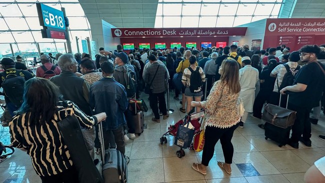 Para pelancong yang terjebak di Bandara Dubai pun terpaksa mengandalkan makanan dari duty free di area bandara, di mana stoknya menipis.