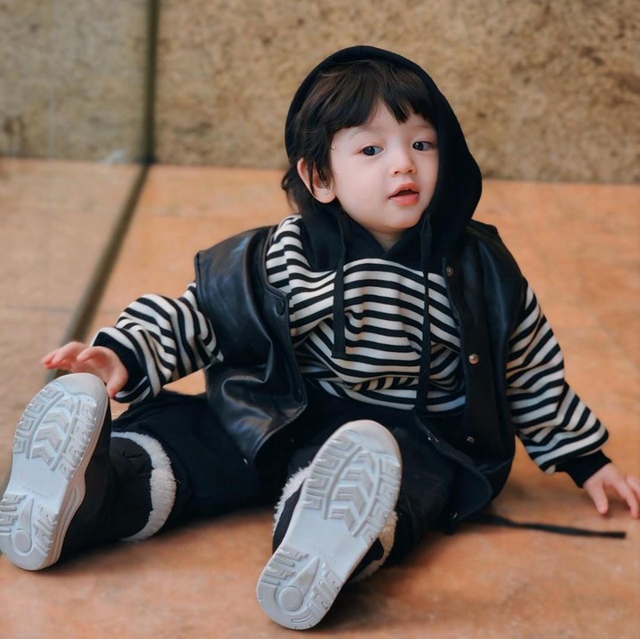 <p>"Pengen gigit. <em>Gemoy</em>-nya Mami Papi," ungkap Chika seraya mengunggah potret Jourell dengan menggunakan pakaian serba hitam pada laman Instagram. (Foto: Instagram: @cutratumeyriska)</p>