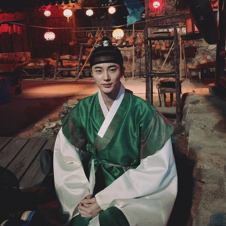 <p>Selain <em>Flower Crew</em>, Byeon Woo Seok juga pernah membintangi drama sejarah lain yang berjudul <em>Moonshine</em> tahun 2021 lalu dengan perannya sebagai putra mahkota tampan dan karismatik. (Foto: Instagram @byeonwooseok)</p>