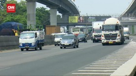 VIDEO: Arus Balik di Tol Japek Ramai, GT Cikampek Utama Macet 1 KM