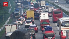 VIDEO: Rest Area Penuh Dan Mobil Parkir Di Bahu Jalan Tol CIpali Macet