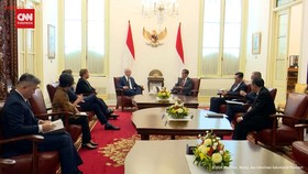 VIDEO: Jokowi Minta Apple Bangun Pabrik, Tim Cook: Kami Pertimbangkan