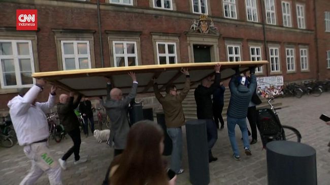 VIDEO: Evakuasi Karya Seni Imbas Kebakaran Bursa Saham Lama Copenhagen