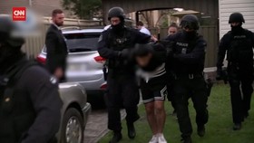 VIDEO: Polisi Tangkap Tersangka Perusuh di Penikaman Gereja Sydney