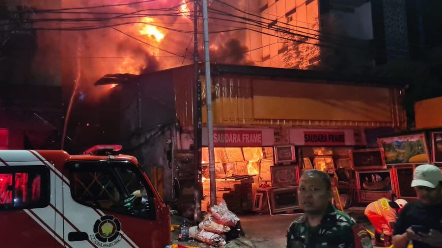 Toko bingkai di Mampang Prapatan, Jakarta Selatan kebakaran pada Kamis (18/4/2024) malam.