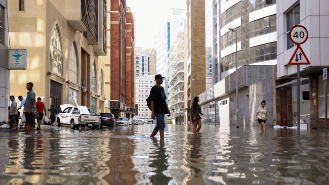 FOTO: Warga Dubai Mulai Bersih-bersih Usai Banjir