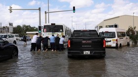 FOTO: Warga Dubai Mulai Bersih-bersih Usai Banjir
