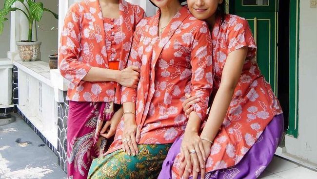 7 Inspirasi Model Kebaya Modern dari Putri Marino sampai Dian Sastro
