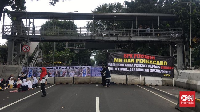 Jalan Medan Merdeka Barat, Jakarta Pusat, dipasang barier beton dan kawat berduri seiring dengan adanya aksi dari sejumlah kelompok masyarakat, Jumat (19/4).