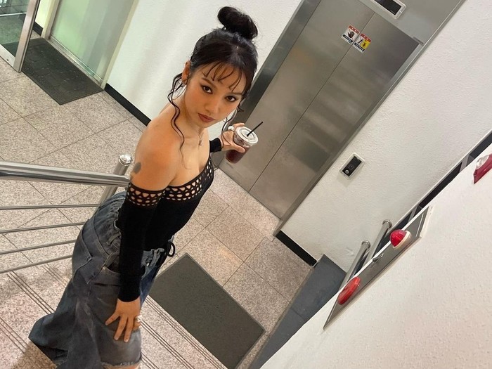 Akhir-akhir ini lagu miliknya berjudul '10 minutes' yang kembali hits karena menjadi sound viral di TikTok./ foto: instagram.com/lee_hyolee