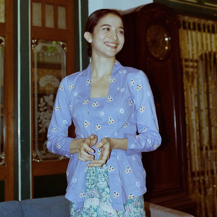 <p>Aktris Putri Marino mengenakan kebaya dengan model kutu baru modern. Kebaya ungu lilac dipadukan dengan lilitan kain hijau sebagai bawahan, membuat penampilannya dalam film <em>Losmen Bu Broto</em> di tahun 2021 lalu terlihat menawan. (Foto: Instagram @putrimarino)</p>