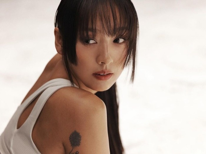 Banyak pengguna TikTok dari seluruh dunia melakukan challenge makeup dan style fashion Y2K ala Lee Hyori, menggunakan lagu tersebut./ foto: instagram.com/lee_hyolee