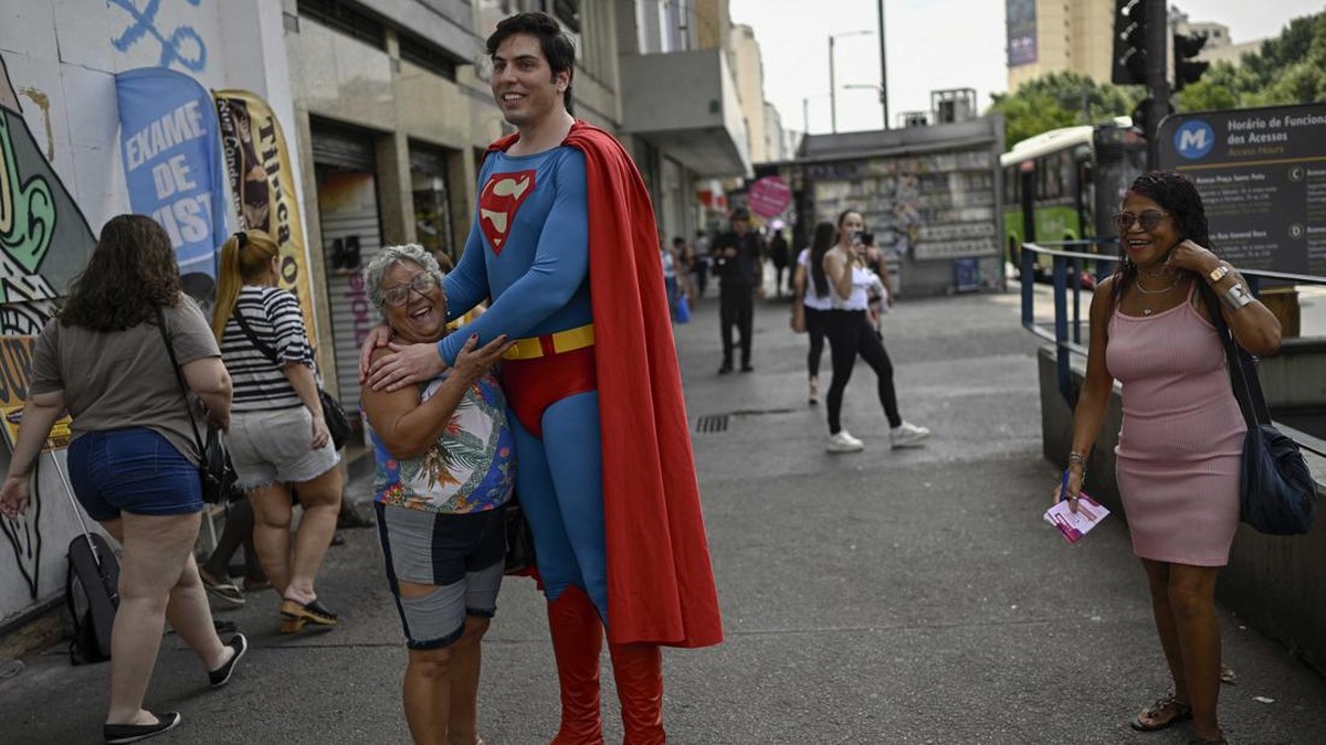 FOTO: Leonardo, Pengacara dari Brasil yang Kini Dikenal Jadi Superman