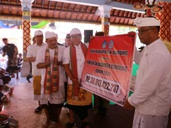 Giri Prasta Serahkan BKK-Hibah ke Klungkung Rp 69,6 Miliar