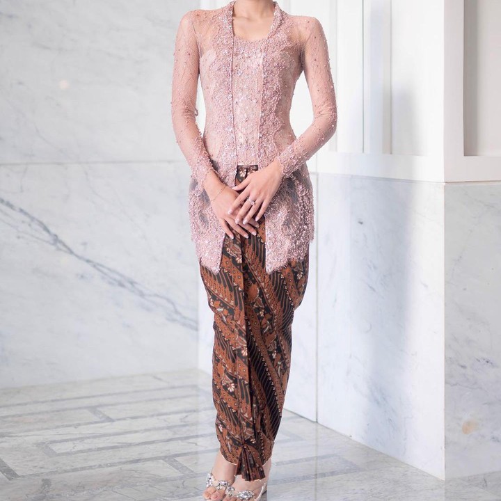 <p>Dari foto-foto yang kerap dibagikannya di Instagram, semua bisa tahu kalau Maudy Ayunda memiliki selera kebaya yang gayanya elegan dan stylish, bisa dijadikan inspirasi bagi Bunda yang menghadiri perayaan Hari Kartini. (Foto: Instagram @maudyayunda)</p>