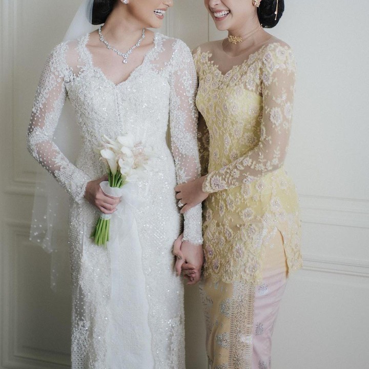<p>Di momen membahagiakan yang satu ini, Maudy Ayunda sedang menghadiri acara pernikahan adiknya, Amanda Khairunnisa. Maudy tampil dengan kebaya berwarna lime yang tampak anggun dan cantik. (Foto: Instagram @maudyayunda)</p>