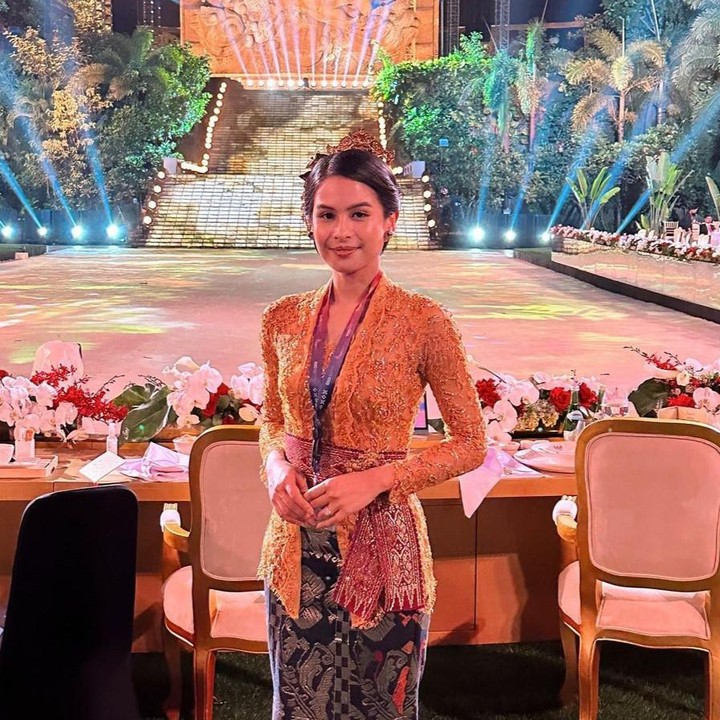 <p>Di potret yang satu ini, Maudy Ayunda kembali mengenakan kebaya saat sedang memperingati hari Kartini yang jatuh pada tanggal 21 April. (Foto: Instagram @maudyayunda)</p>