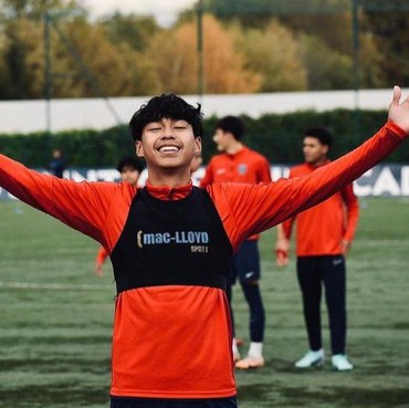 Sekolah Bola di Paris, 7 Potret Putra Tampan Darius & Donna Gabung di Timnas Indonesia