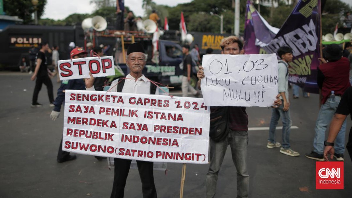 FOTO: Ricuh Dua Kelompok Massa di Patung Kuda Jakpus