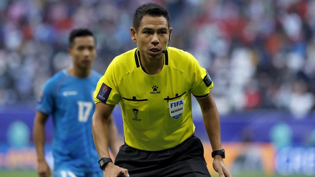 Wasit Sivakorn Pu Udom menjadi sorotan fans skuad Garuda lantaran kerap dianggap menjadi penyandung prestasi Timnas Indonesia.
