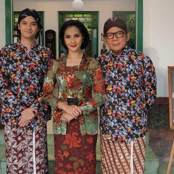 <p>Bermain dalam film <em>Losmen Bu Broto</em> membuat aktris Maudy Koesnaedi banyak membagikan foto dirinya yang berbusana kebaya bak Kartini di masa modern. Wanita berdarah Sunda ini selalu tampil begitu anggun dan menawan. (Foto: Instagram @maudykoesnaedi)</p>